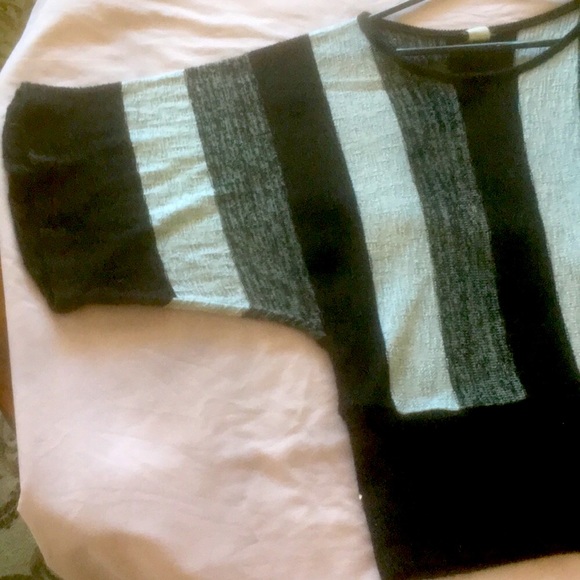 Black, White& Grey Top wide sleeves size medium - Picture 6 of 9